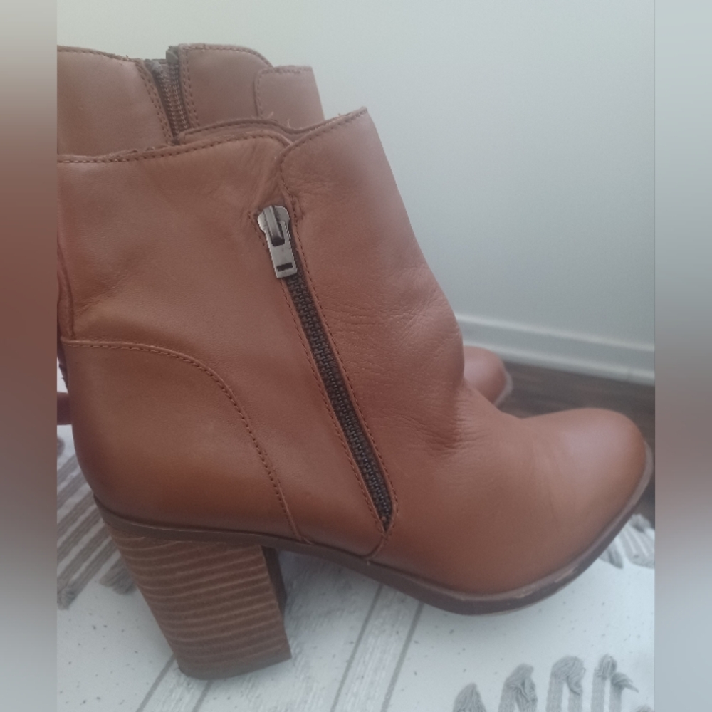 Naturalizer leather upper ankle boots